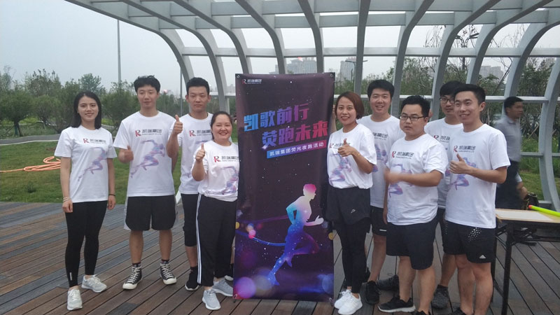 记7790必发集团2019年夏季荧光夜跑活动